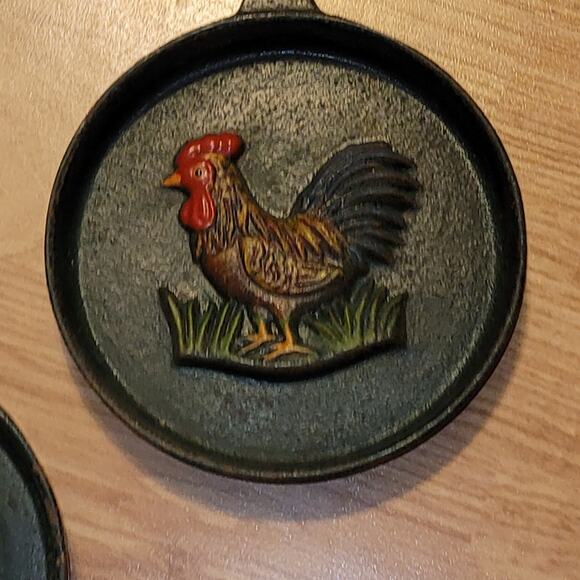 Vtg Rooster Cast Iron Skillets Miniature Pan Decorative Wall Hangings Farmhouse - Picture 2 of 6